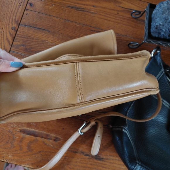 Vintage Willis Leather Coach - Picture 4 of 8